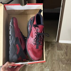 Nike Men's Black and Red Sneakers